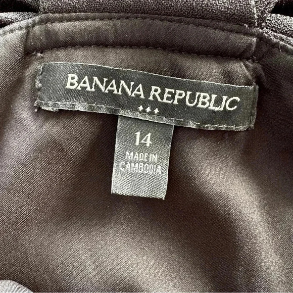 Black knee-length sheath dress with v-neck sleeveless design for cocktail - Picture 7 of 8